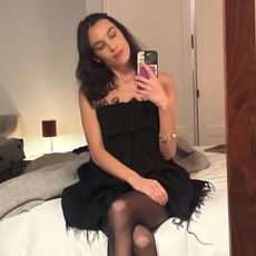 An image of Alexa Chung wearing an LBD with white heels. 