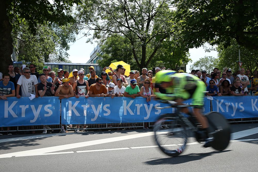A Tinkoff riders passes the crowd.