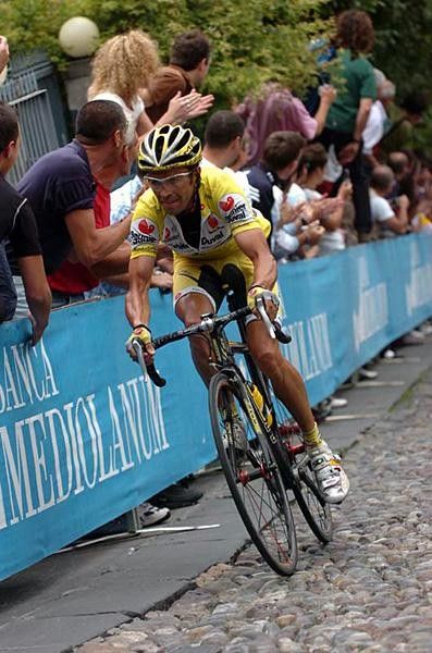 Gilberto Simoni (Saunier Duval-Prodir) on the pav&eacute;.