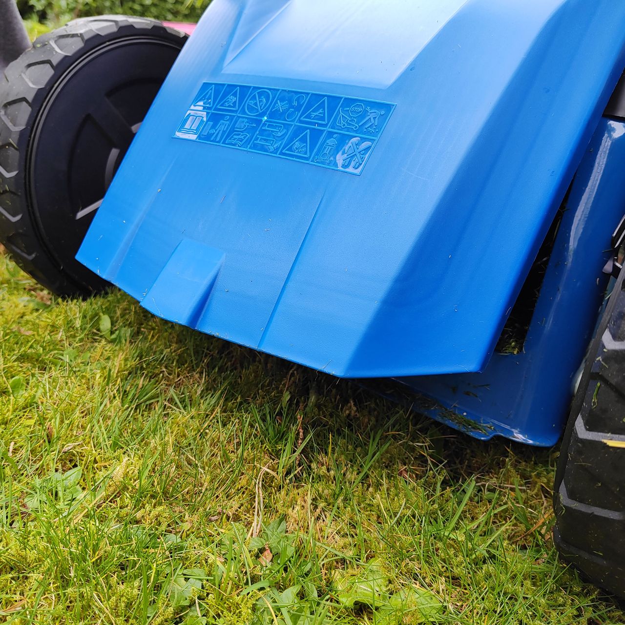 Hyundai HYM510SP Petrol Lawn Mower mowing