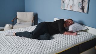 Side sleeping lie test on mattress_comfort testing