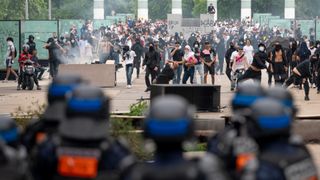 Manifestanti si scontrano con la polizia dopo una marcia di protesta per l'uccisione di Nahel, 17 anni, da parte di un agente di polizia nel sobborgo di Nanterre a Parigi, Francia, giovedì 29 giugno 2023.