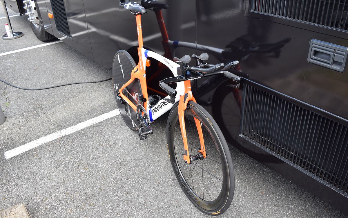 The front of the bike is equipped with a Shimano Dura-Ace R9100-series C60 wheel