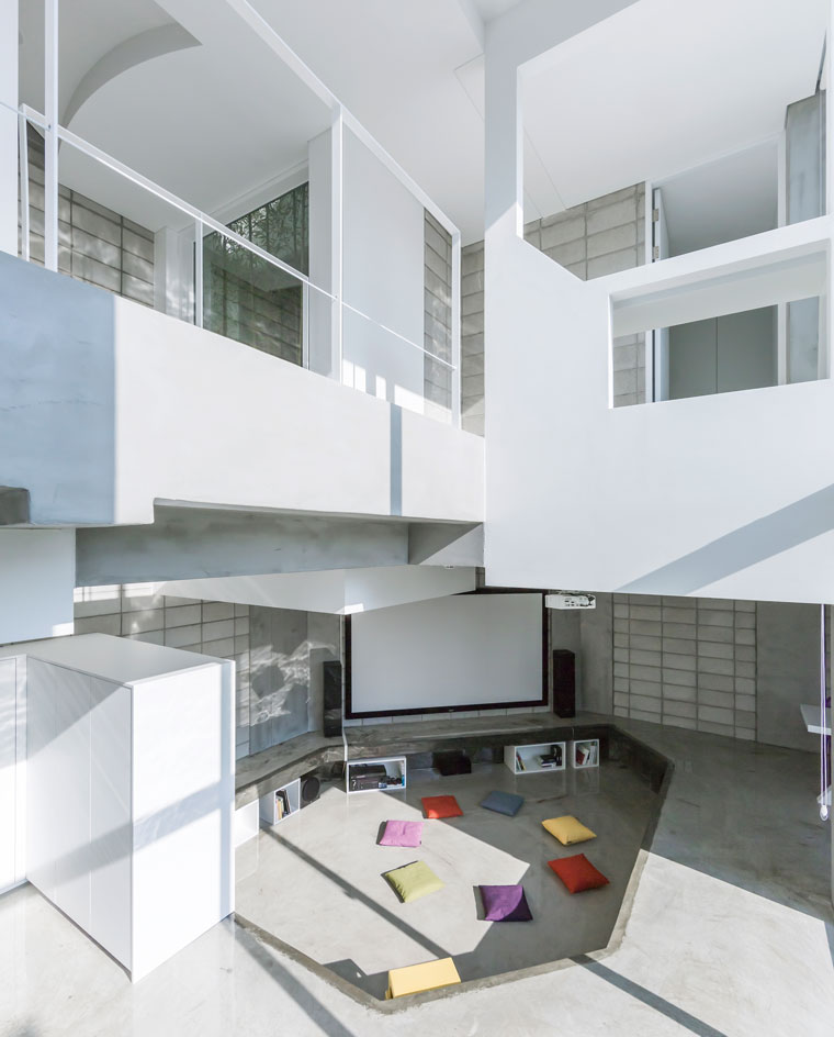 The house also factors ondol-style underfloor heating, to invite residents to sit on the floor
