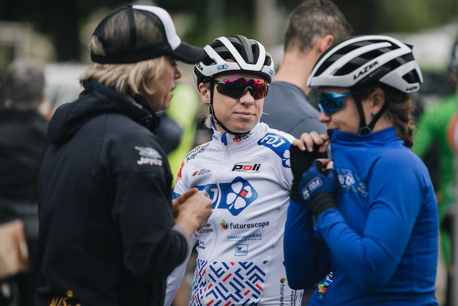 Brodie Chapman (centre) lined up for her new FDJ Nouvelle-Aquitaine Futuroscope team
