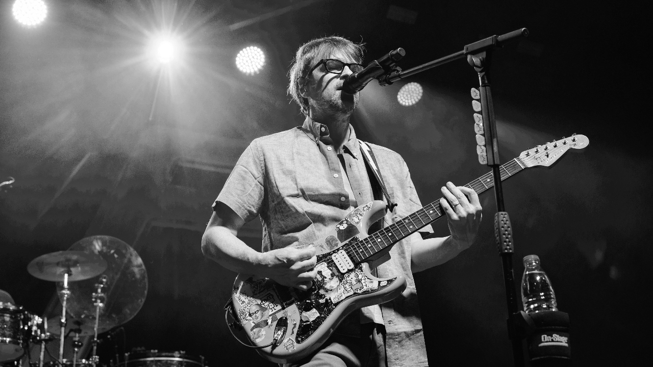 Rivers Cuomo on stage singing