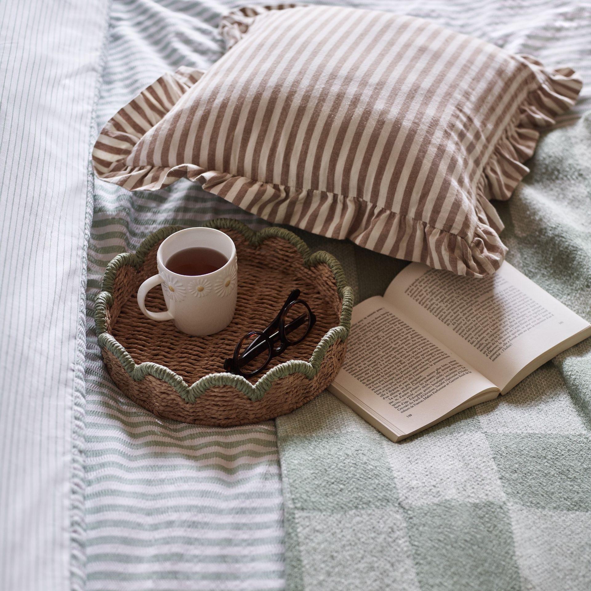 Green Trim Scallop Tray