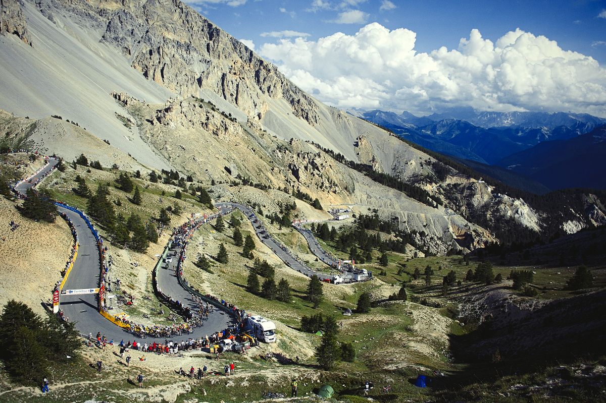 The grupetto inside the final kilometre of the Col d'Izoard during stage 18