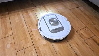 Shark PowerDetect Thermacharged robot vacuum on hardfloor