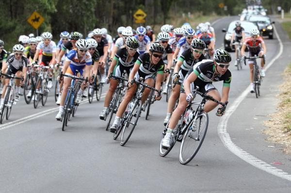 Melissa Hoskins leads her GreenEDGE team-mates through a corner
