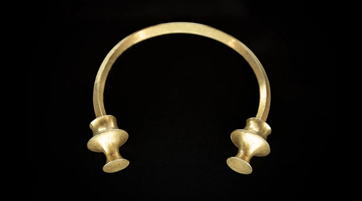 The new finding resembles this golden bracelet, called a torc. Such rigid neck rings or bracelets were crafted by the Celts in Spain.