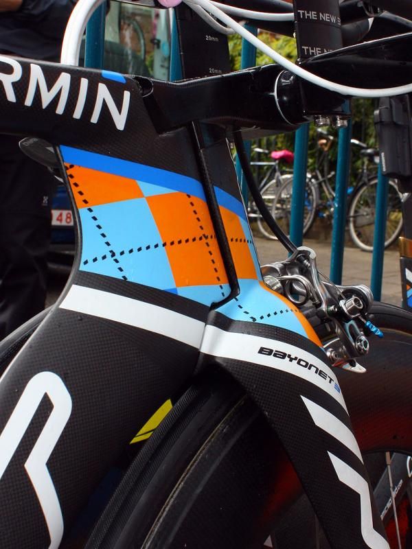 The Bayonet 3 fork still works in conjunction with the head tube to produce a more aerodynamic shape than is allowed with a single structure, but the bar position can now be positioned much lower relative to the old model.