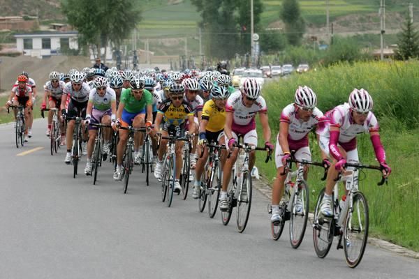 Utensilnord on the front with the yellow jersey tucked in at the front.