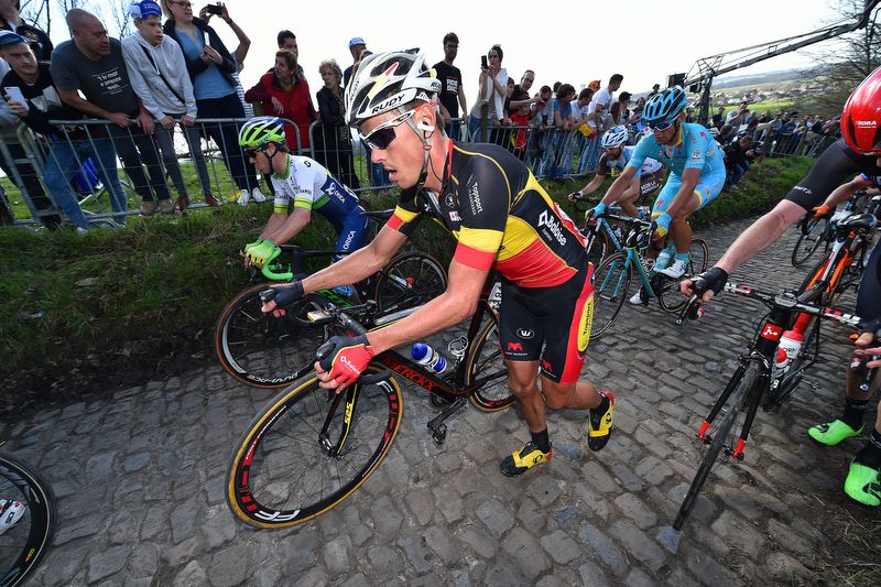 Preben van Hecke walks his bike up the Koppenberg