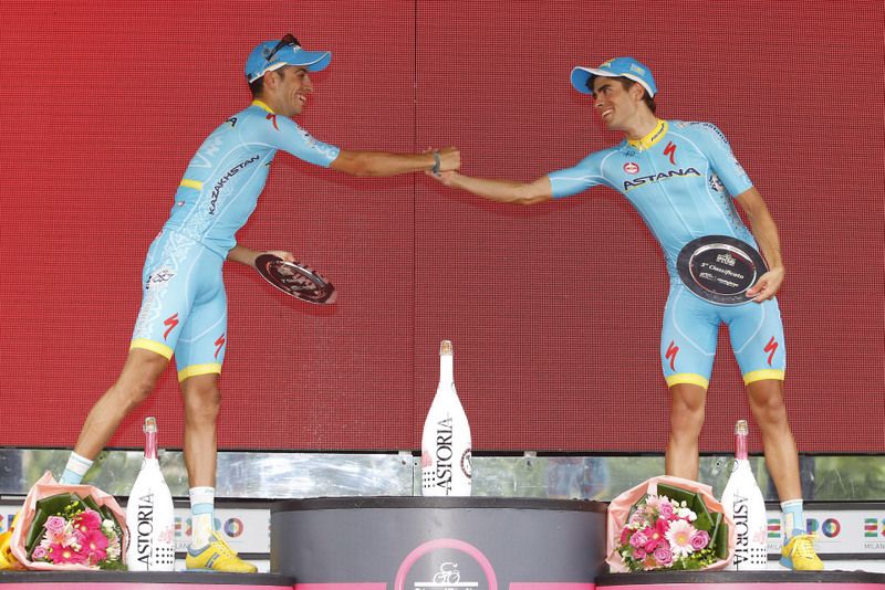 Fabio Aru and Mikel Landa congratulate each other