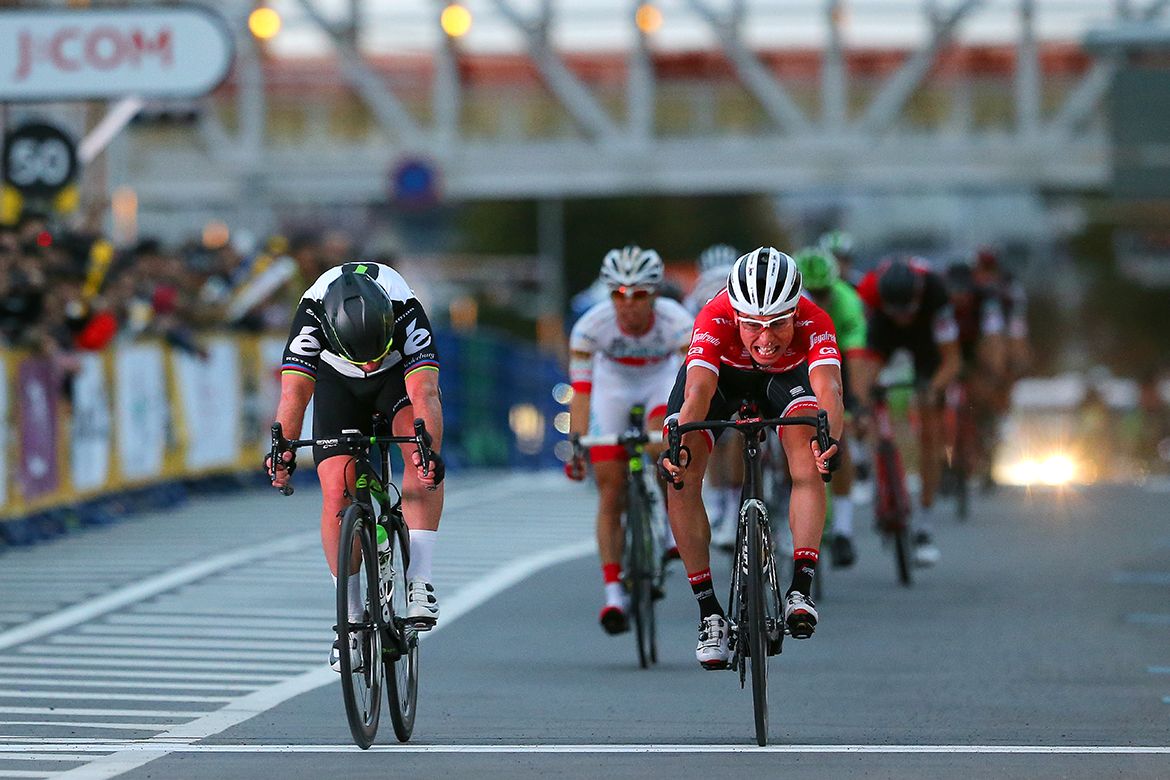 Mark Cavendish edges Fumiyuku Beppu in Saitama.