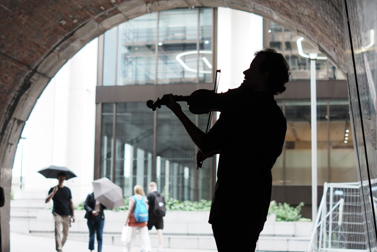 Sony RX1R III sample gallery: violinist busking on London's streets