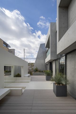 Courtyard at modern concrete japanese house by maniera architects
