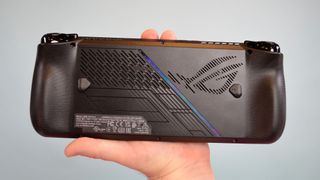 ASUS ROG Ally X in iemands hand