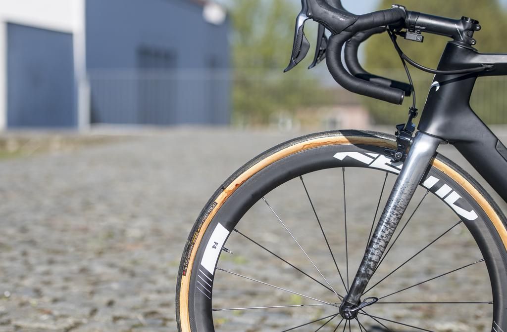 FFWD F4 wheels are paired with tubular tyres from Hutchinson