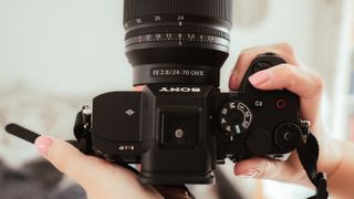 索尼 A7R V 相機的上圖。