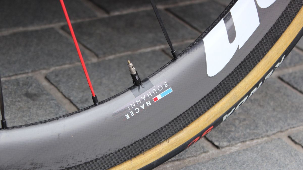 Simple solutions: a red spoke helps to locate the tubular valve, whilst electrical tape prevents rattling on the rim