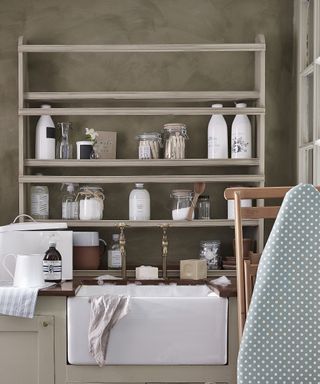 A small utility room idea with standalne shelving unit behind the sink