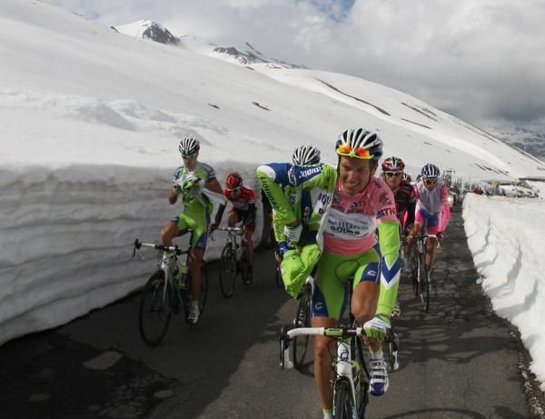 Can I take your coat, sir? Ivan Basso struggles with his jacket on the Gavia