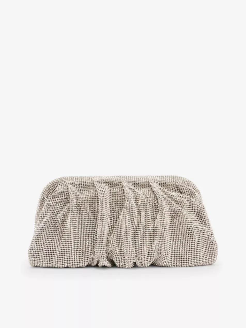 missing-image لقد طلبت من الذكاء الاصطناعي ابتكار 6 أزياء أنيقة، وإليكم النتائج