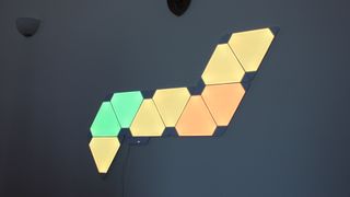 Nanoleaf-valo asennettuna seinään