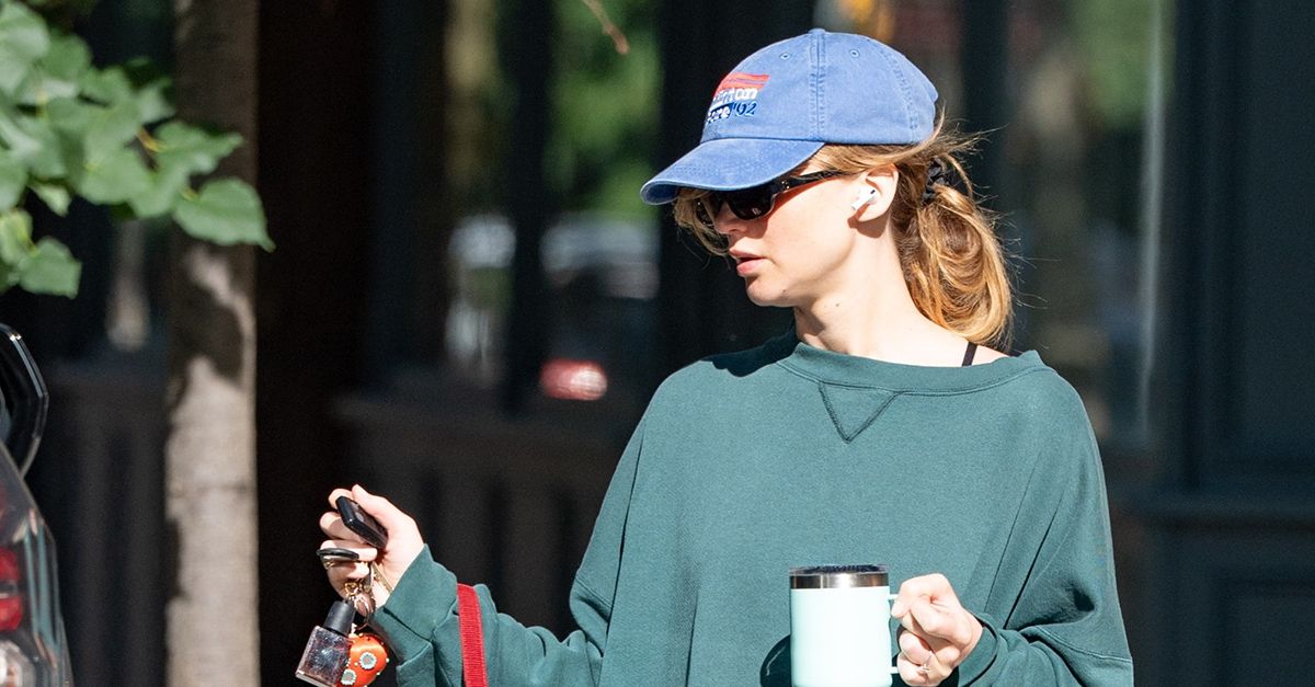 J.Law Wore the Summer Legging Trend to Swap 7/8 Leggings For J.Law Wore the Summer Legging Trend to Swap 7/8 Leggings For