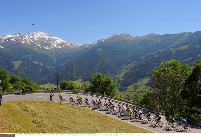 The peloton heads for Verbier