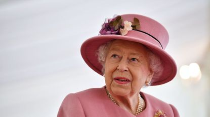 salisbury, england october 15 britains queen elizabeth ii speaks with staff during a visit to the defence science and technology laboratory dstl at porton down science park on october 15, 2020 near salisbury, england the queen and the duke of cambridge visited the defence science and technology laboratory dstl where they were to view displays of weaponry and tactics used in counter intelligence, a demonstration of a forensic explosives investigation and meet staff who were involved in the salisbury novichok incident her majesty and his royal highness also formally opened the new energetics analysis centre photo by ben stansall wpa poolgetty images