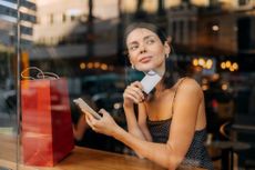 Best cards for travel abroad: Woman on holiday