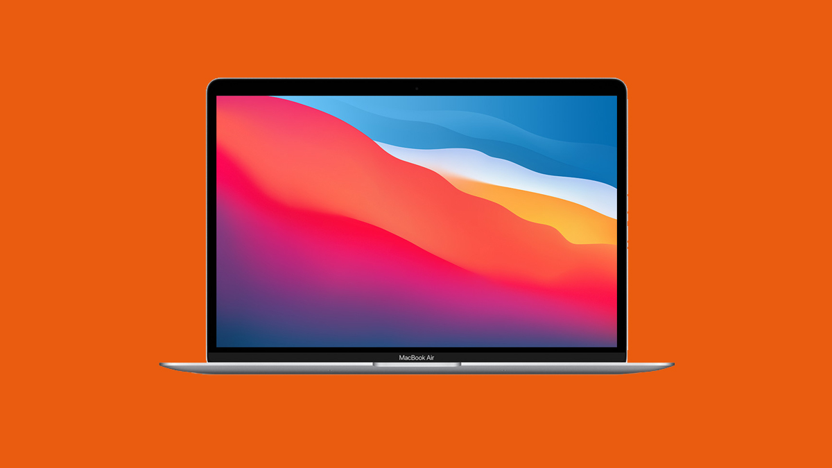 MacBook Air M1 2021 jest na pomarańczowym tle.