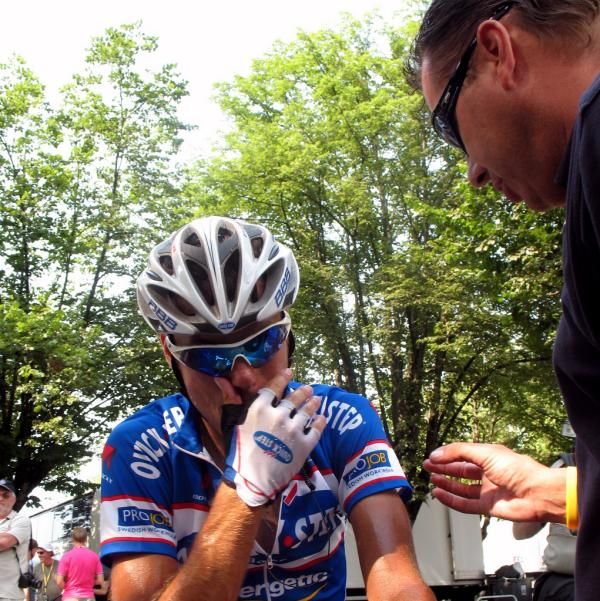 Wilfried Peeters talks with Kevin De Weert who had some difficult moments on the Tourmalet