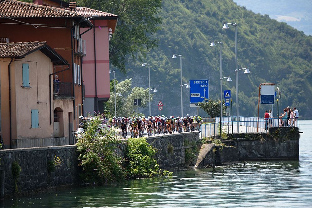 Five kilometres to go and a bunch sprint is a certainty at Giro Rosa 2016 - Stage 4