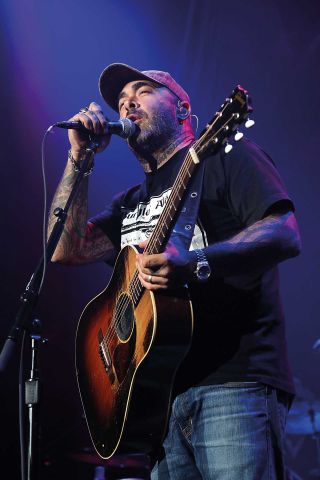 Aaron Lewis of Staind stopped a gig to stand up for a female fan