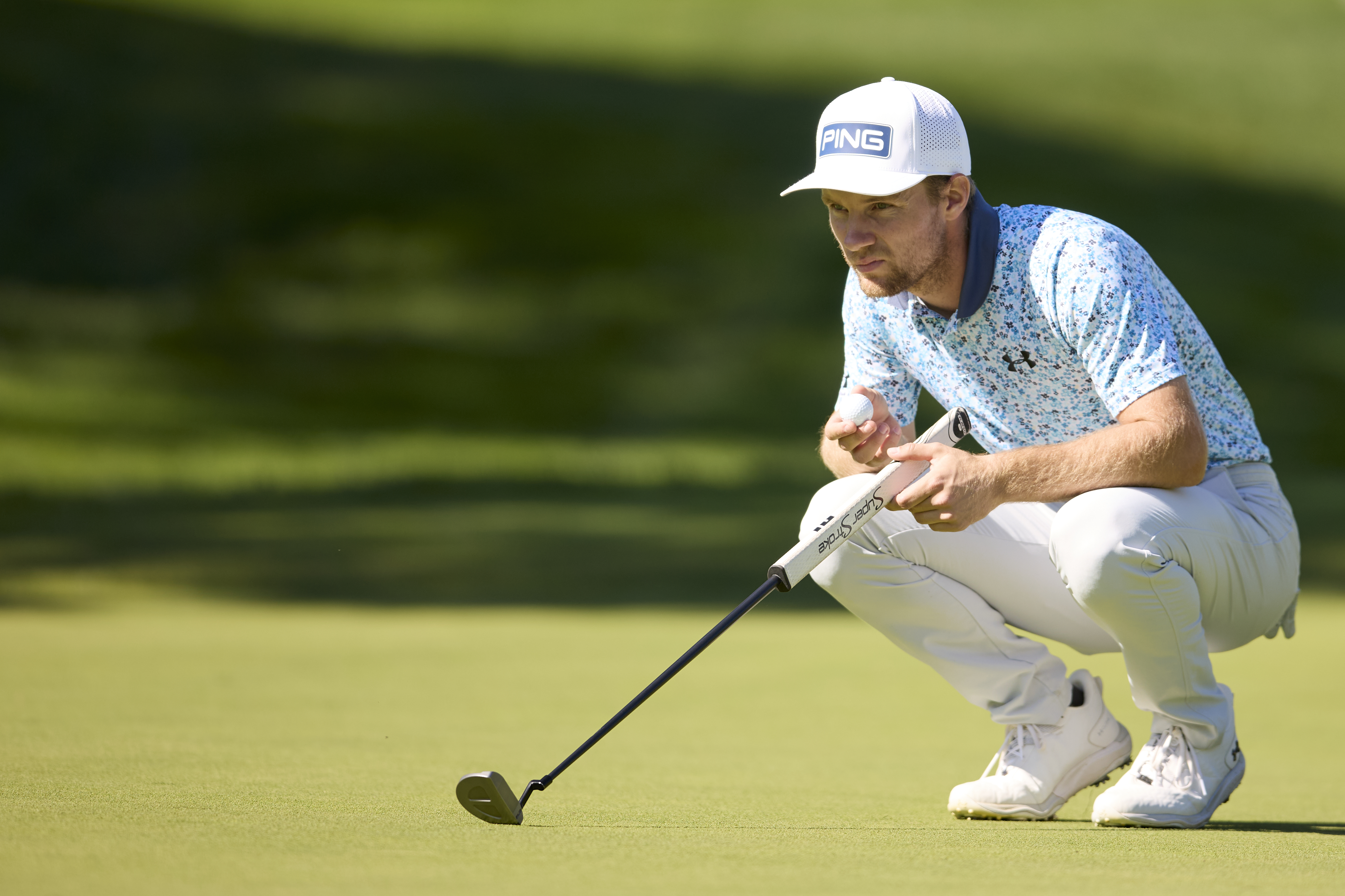 Rasmus Neergaard-Petersen lines up a putt