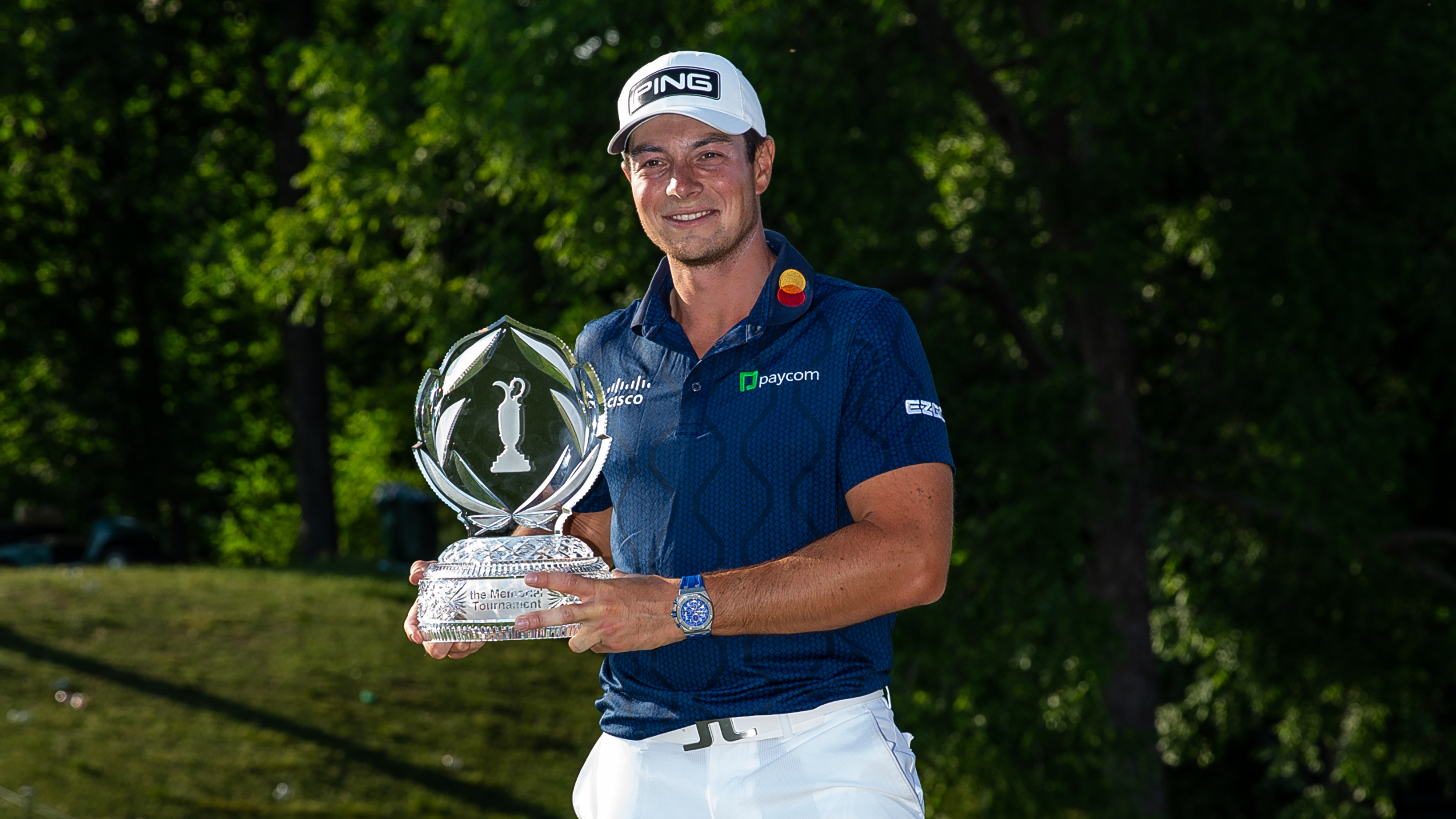 Viktor Hovland with the Memorial Tournament trophy