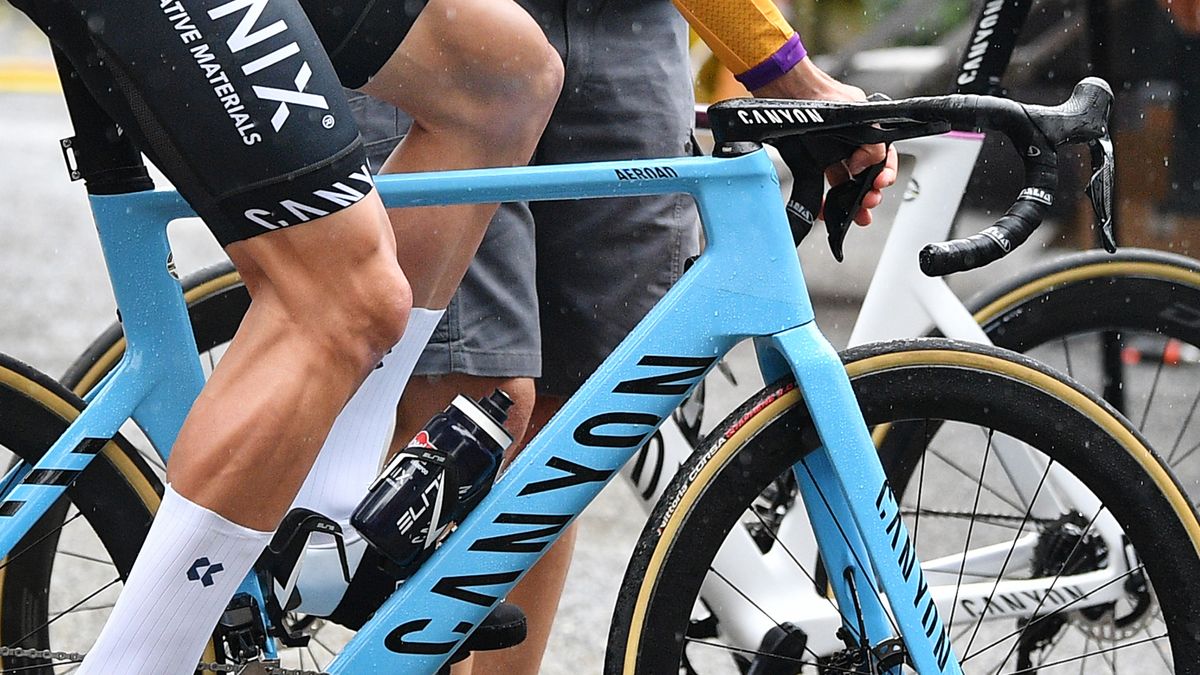 Mathieu Van der Poel riding a Canyon Aeroad with a new handlebar