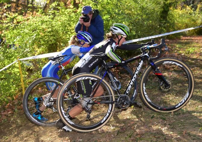 Katie Antonneau (Cannondale) in a foot race with Catharine Pendrel