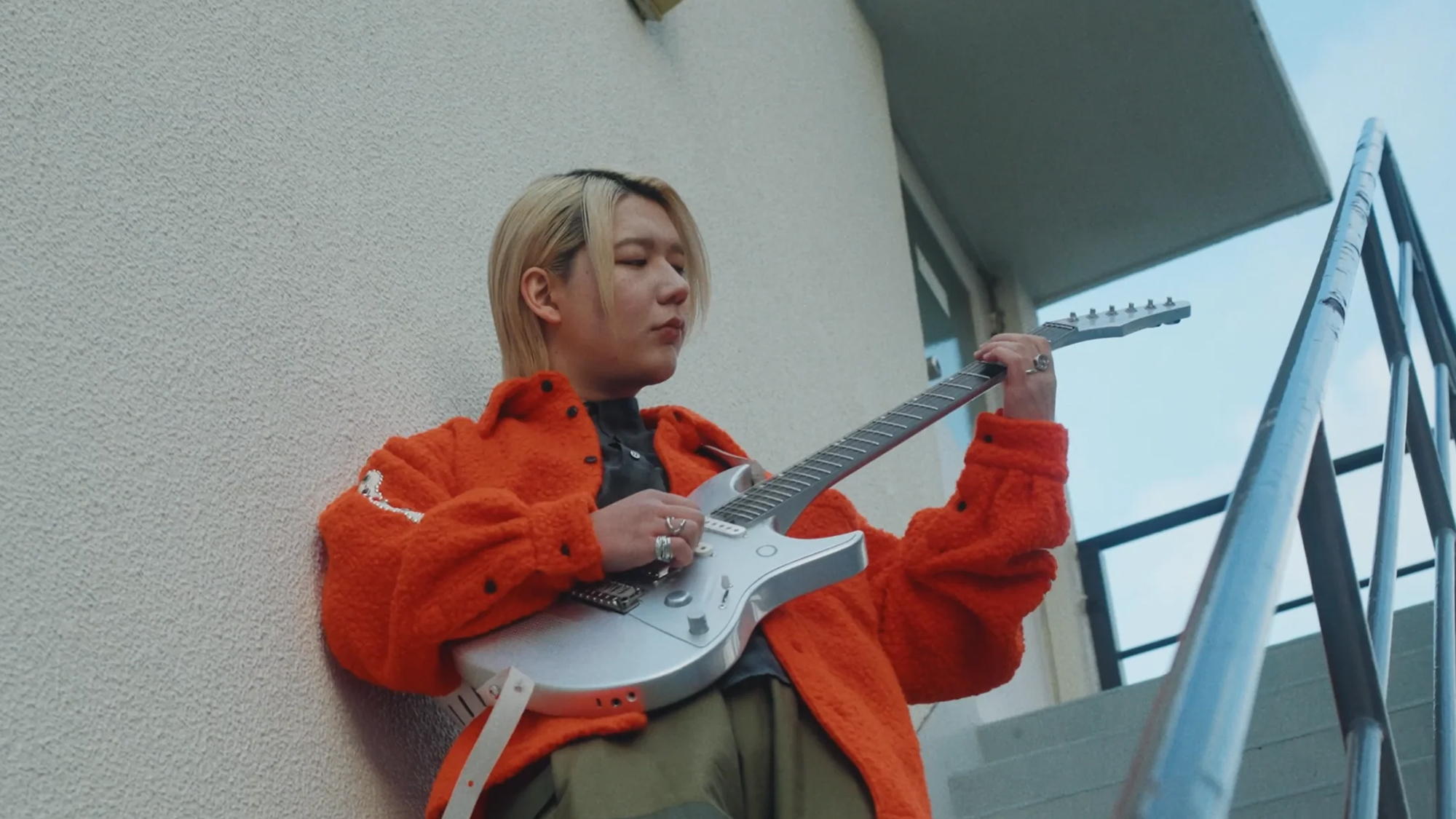 Ichika Nito with Enya Music's smart guitar