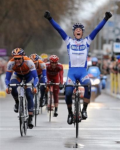 Sylvain Chavanel (Quick Step) seizes the day with the stage win and the overall lead on GC.