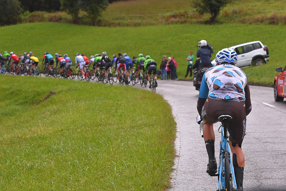 The field splits during stage 20 at the Vuelta