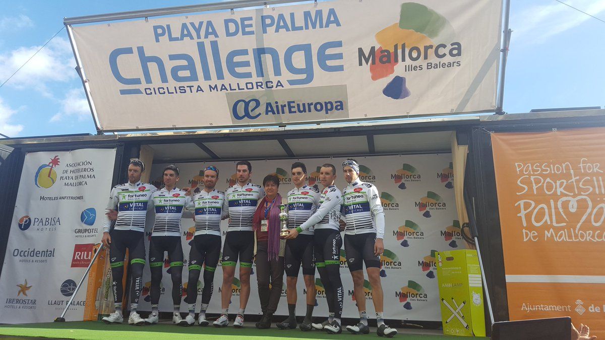 Dan McLay's Fortuneo-Vital Concept team collect his award after he is taken to hospital