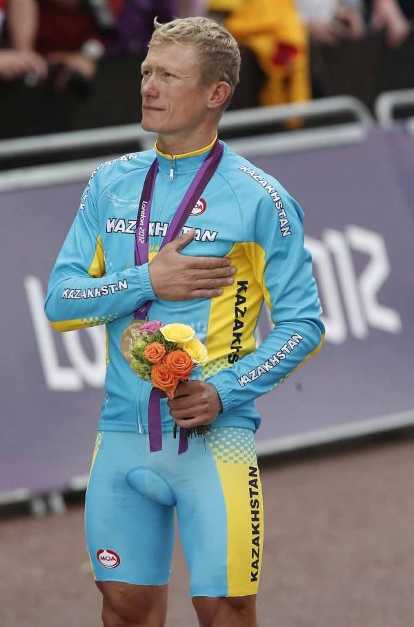 Alexandre Vinokourov (Kazakhstan) stands for the national anthem.