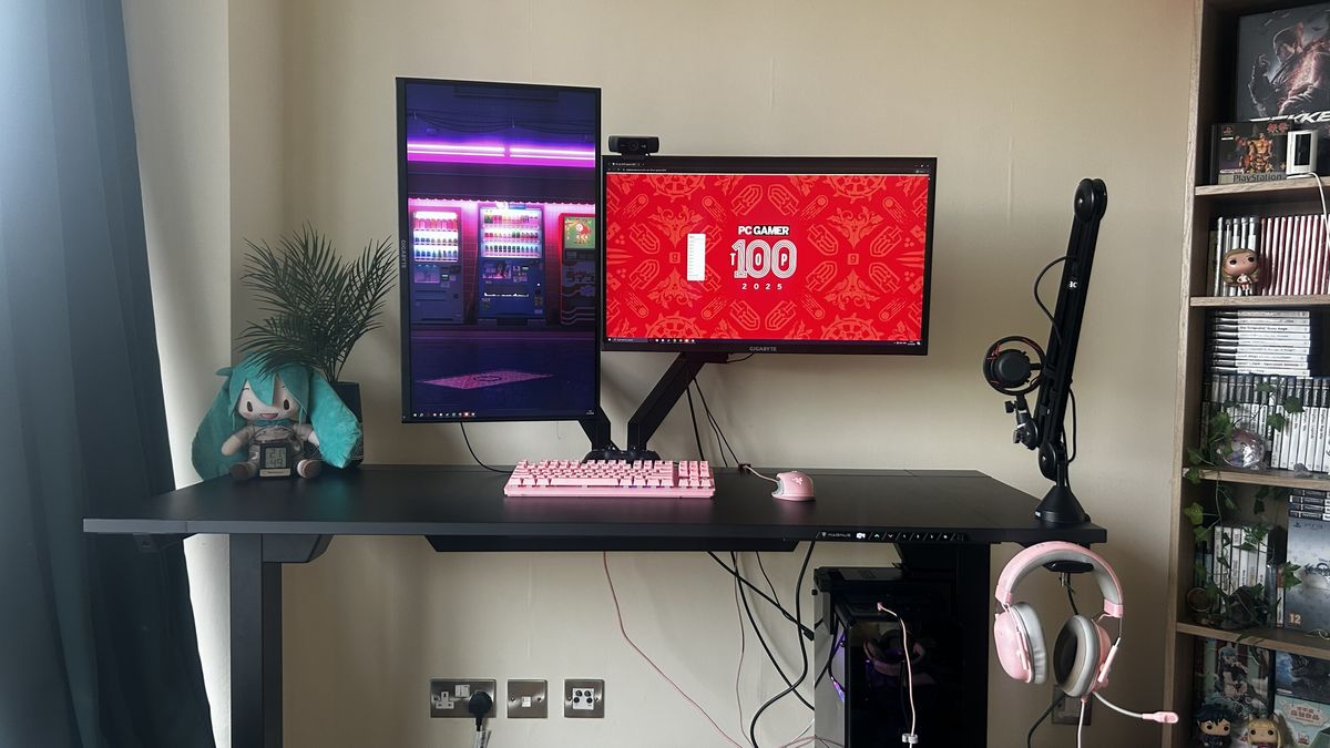 A wide shot of the Secretlab Magnus Evo desk to showcase its full workspace.