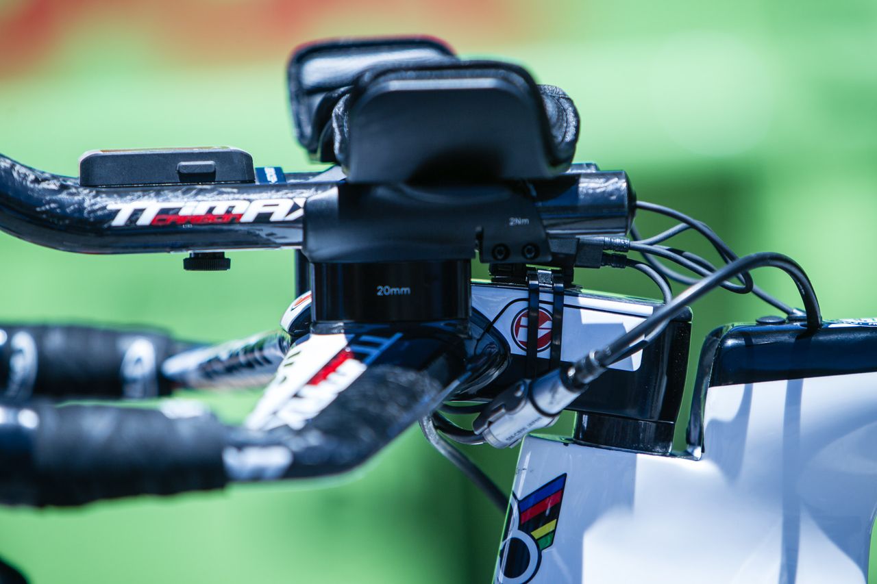 The Team Novo Nordisk Colnago K.Zero bikes have internal cabling, which results in an untidy cockpit