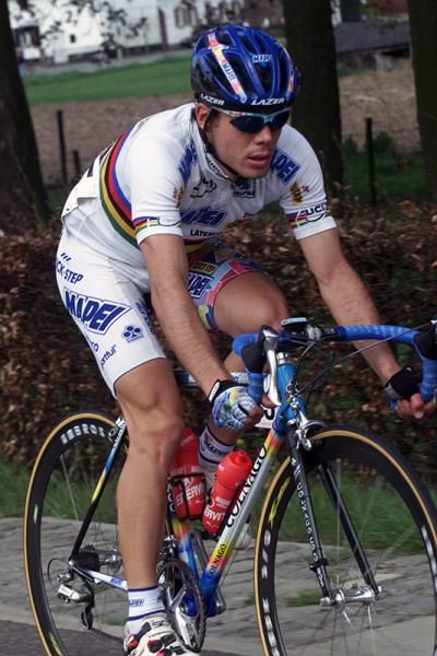 After winning the 1999 world championship, Oscar Freire signed with Mapei for 2000. The Spaniard is resplendent in his rainbow jersey kit during the 2000 edition of Amstel Gold.